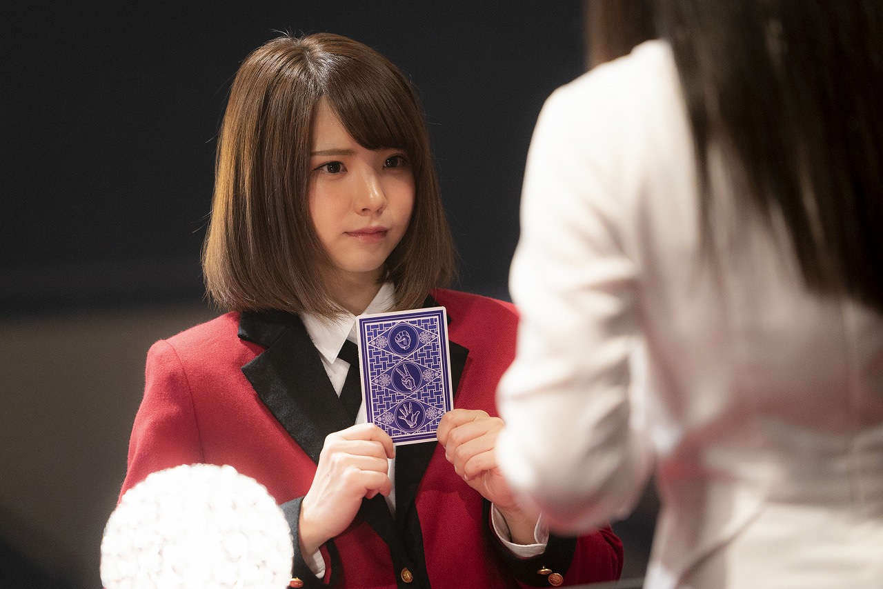 えなこ演じる女子生徒。