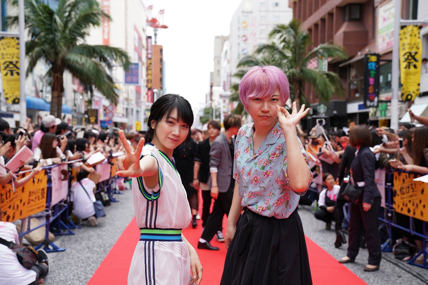 左から松本穂香、ふくだももこ。