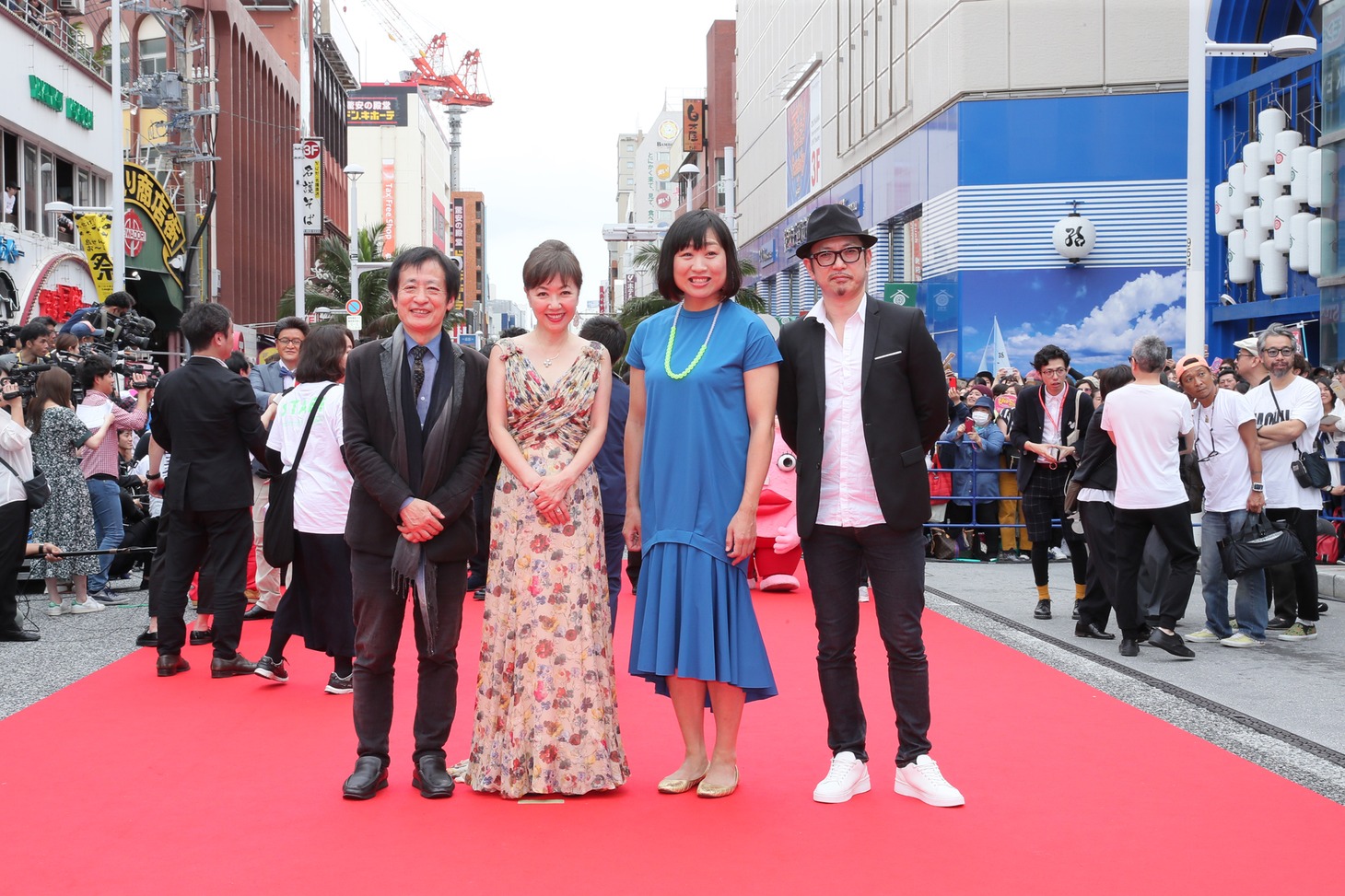 「エリカ38」のスタッフ、キャストたち。