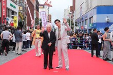 左から中島貞夫、高良健吾。