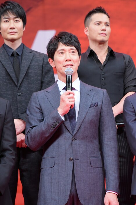 佐々木蔵之介(手前)