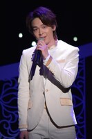 「ホール・ニュー・ワールド」を歌唱する中村倫也。