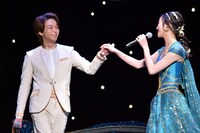 手を取り見つめ合う木下晴香（右）、中村倫也（左）。