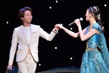 手を取り見つめ合う木下晴香（右）、中村倫也（左）。