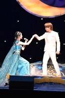 魔法の絨毯の上で手を取り見つめ合う木下晴香（左）、中村倫也（右）。