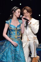 「ホール・ニュー・ワールド」を歌唱する中村倫也（右）、木下晴香（左）。