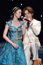「ホール・ニュー・ワールド」を歌唱する中村倫也（右）、木下晴香（左）。