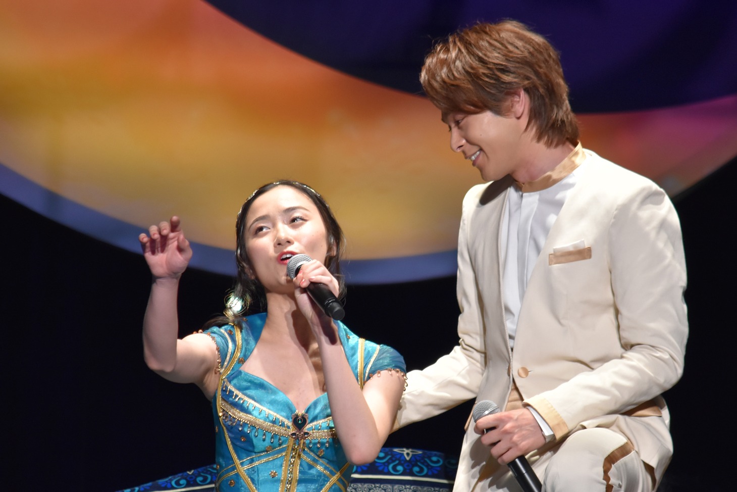 「ホール・ニュー・ワールド」を歌唱する中村倫也（右）、木下晴香（左）。