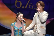 「ホール・ニュー・ワールド」を歌唱する中村倫也（右）、木下晴香（左）。
