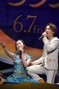 「ホール・ニュー・ワールド」を歌唱する中村倫也(右)、木下晴香(左)。