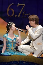 「ホール・ニュー・ワールド」を見つめ合いながら歌唱する中村倫也（右）、木下晴香（左）。