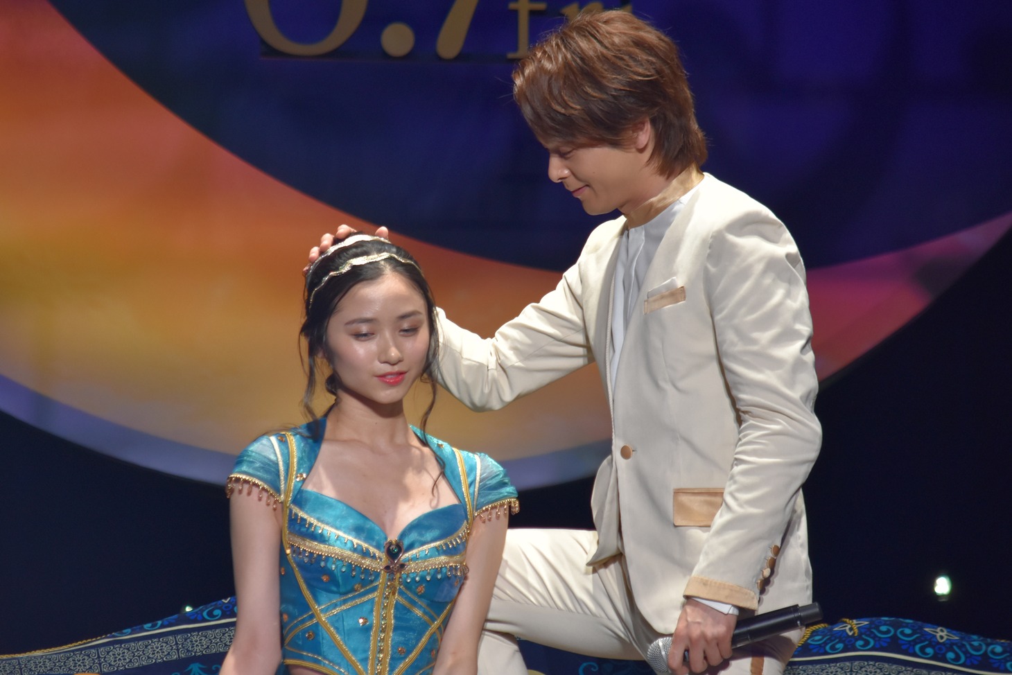 魔法の絨毯の上で木下晴香（左）の頭を撫でる中村倫也（右）。