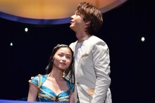 魔法の絨毯の上で木下晴香（左）を抱き寄せる中村倫也（右）。