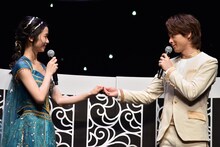 「僕を信じて」と手を差し伸べる中村倫也（右）を、「いいわ」と受け入れる木下晴香（左）。