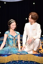 魔法の絨毯に乗った木下晴香（左）、中村倫也（右）。