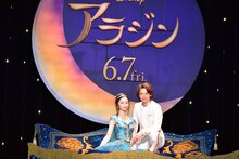 魔法の絨毯でフォトセッションに応じる中村倫也（右）、木下晴香（左）。