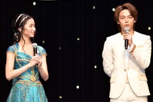 左から木下晴香、中村倫也。