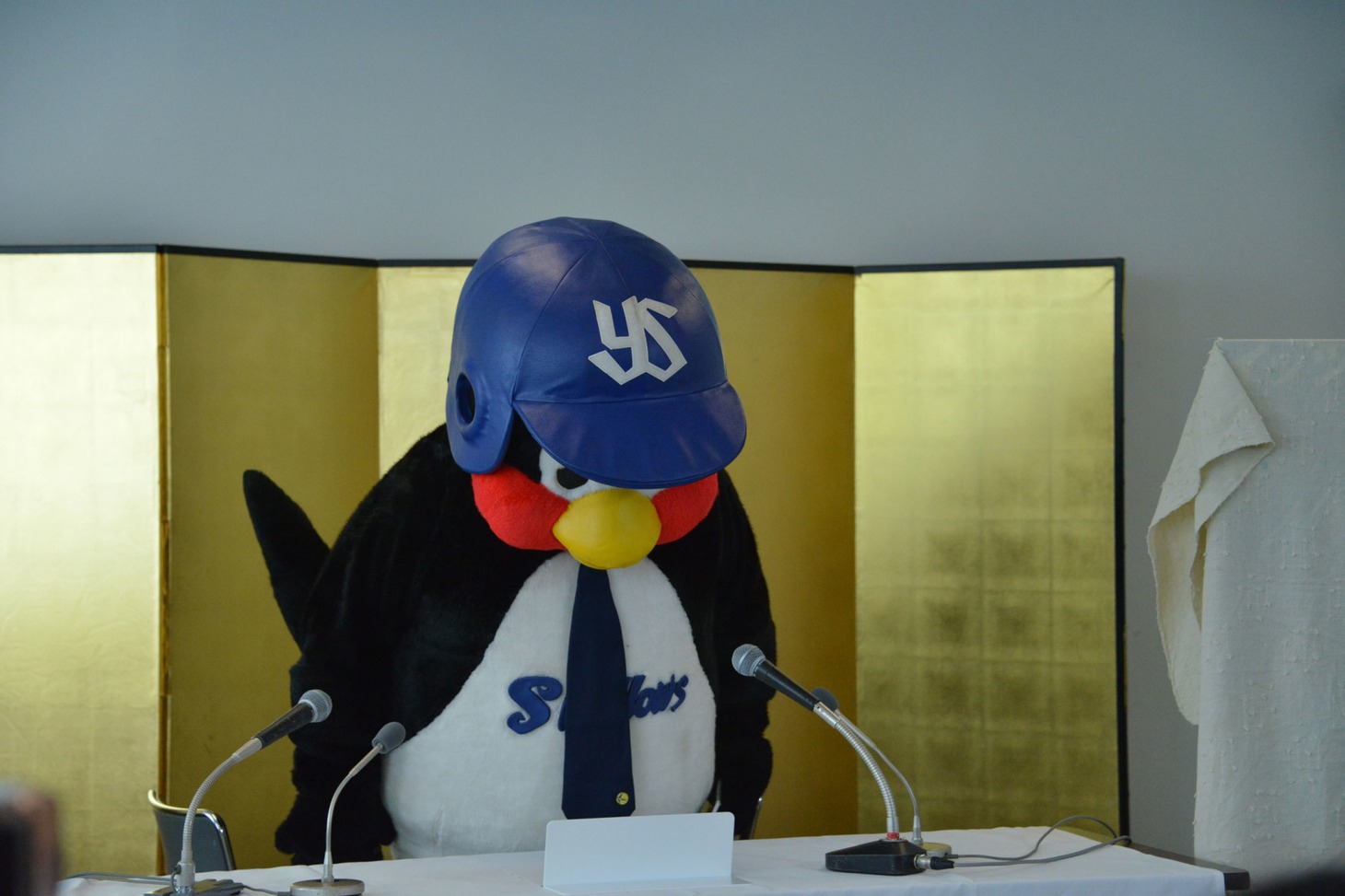 報道陣に会釈するつば九郎。