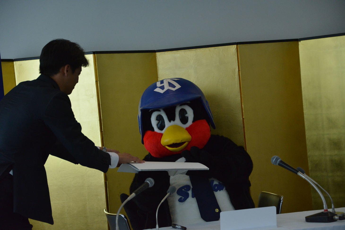 スケッチブックのページを間違えてしまい、慌てるつば九郎とスタッフ。