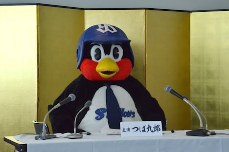 金屏風の前で会見を行うつば九郎。