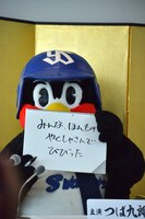 撮影の感想を伝えるつば九郎。