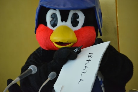 ドラマを観てほしい選手は?と聞かれ、「ばれんてぃん」と答えるつば九郎。