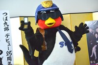 ドラマ「つばめ刑事」製作発表会見に出席したつば九郎。