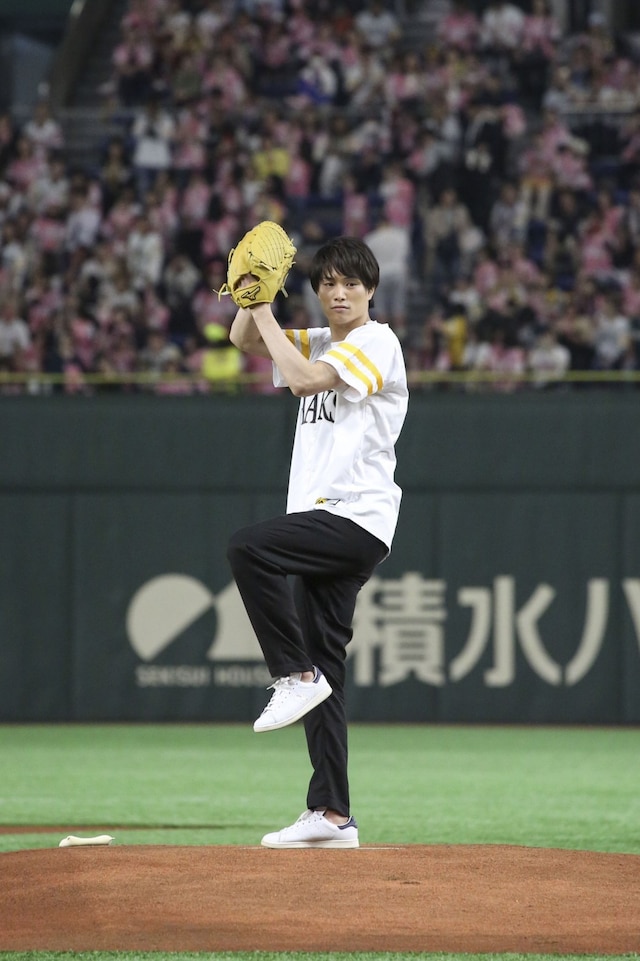 始球式に登場した鈴木伸之。