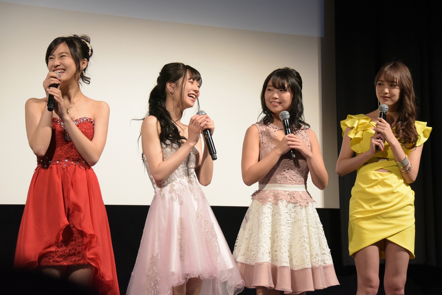 左から恒松祐里、伊藤萌々香、大原優乃、飯窪春菜。