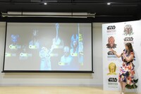 「インタラクティブスペース」で選べる種族について説明する市川紗椰。