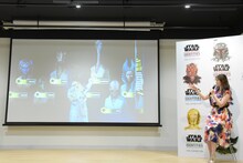 「インタラクティブスペース」で選べる種族について説明する市川紗椰。