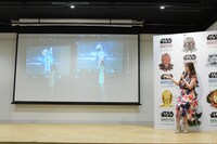 完成した自分のキャラクターについて説明する市川紗椰。