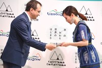 ガイラト・ガニエヴィチ・ファジーロフ（左）から観光大使任命状を受け取る前田敦子（右）。