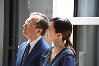 アジズ・アブドハキーモフからのビデオメッセージを観る前田敦子（手前）。