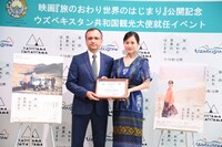 左からガイラト・ガニエヴィチ・ファジーロフ、前田敦子。