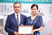 左からガイラト・ガニエヴィチ・ファジーロフ、前田敦子。