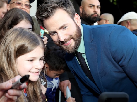 「アベンジャーズ／エンドゲーム」ワールドプレミアに参加したクリス・エヴァンス（右）。