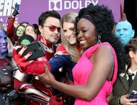 「アベンジャーズ／エンドゲーム」ワールドプレミアに参加したダナイ・グリラ（右）。