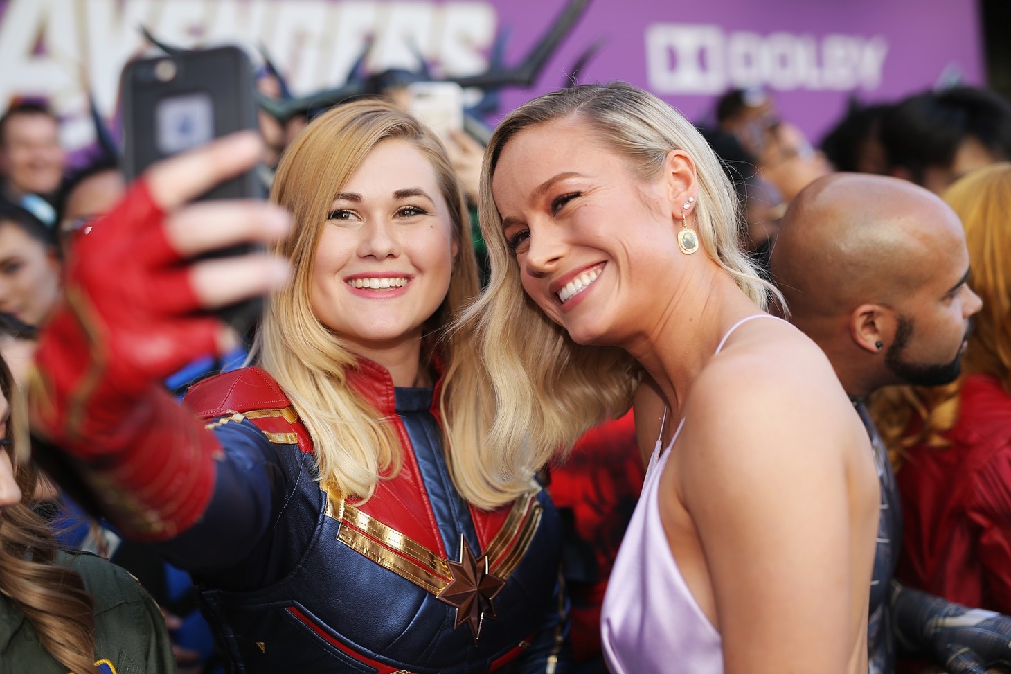 「アベンジャーズ／エンドゲーム」ワールドプレミアに参加したブリー・ラーソン（右）。