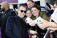 「アベンジャーズ／エンドゲーム」ワールドプレミアに参加したベネディクト・カンバーバッチ（左）。