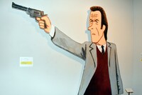 「『ダーティハリー』クリント・イーストウッド」の大型パネル。