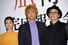 左から恒松祐里、香取慎吾、リリー・フランキー。
