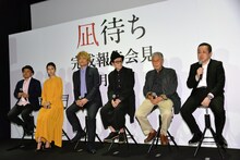 「凪待ち」完成報告会見の様子。左から白石和彌、恒松祐里、香取慎吾、リリー・フランキー、吉澤健、赤城聡。