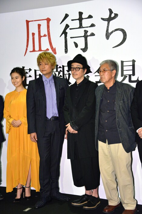 「凪待ち」完成報告会見の様子。左から恒松祐里、香取慎吾、リリー・フランキー、吉澤健。