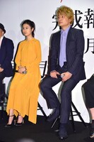 左から恒松祐里、香取慎吾。
