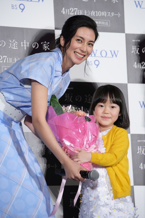 再会を喜ぶ柴咲コウ（左）と松本笑花（右）。