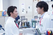 「白い巨塔」より、左から岡田准一演じる財前五郎、松山ケンイチ演じる里見脩二。