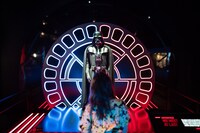 シドニーの「STAR WARS Identities: The Exhibition」を訪れた市川紗椰（手前）。