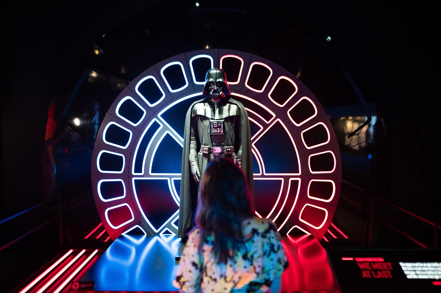 シドニーの「STAR WARS Identities: The Exhibition」を訪れた市川紗椰（手前）。