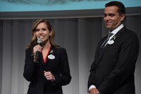 フロリダ ウォルト・ディズニー・ワールド・リゾートのアンバサダーであるマリリン・ウエスト（左）とカリフォルニア ディズニーランド・リゾートのアンバサダーであるラファ・バロン（右）。